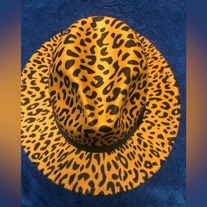 Leopard print women’s brim hat